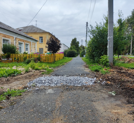 Вот так по мнению водяников тротуар выглядел до раскопок и ремонта сетей. 